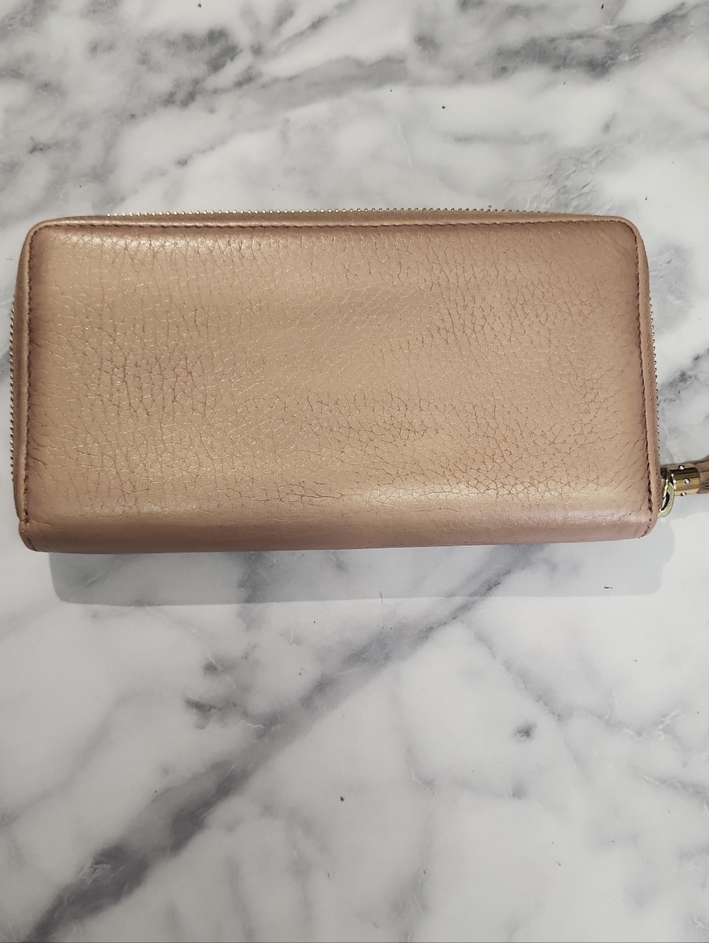 Authentic Light Pink Shimmery Leather Gucci Soho Lonh Zippy Wallet - Picture 2 of 9